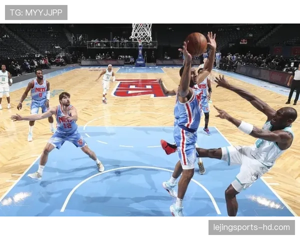 杜兰特关键挡拆拉开空间助队高效得分，胜过以往自身表现