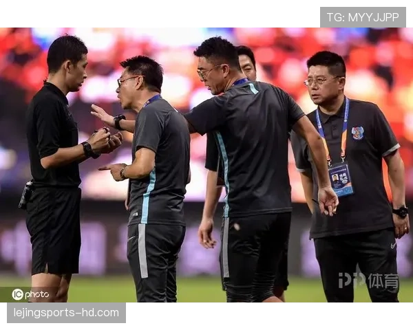 场内犯规与场外犯规判罚差异，裁判如何界定争议情况