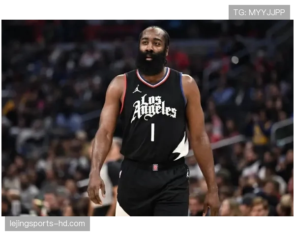 哈登挡拆制造得分机会 提升球队关键时刻效率